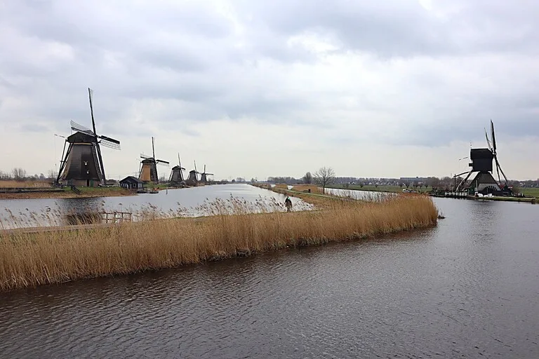 水路と風車が広がるキンデルダイク(Kinderdijk)