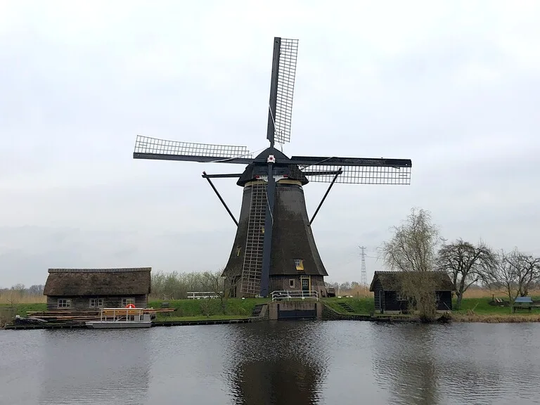 徒歩で巡るキンデルダイク(Kinderdijk)の風車群