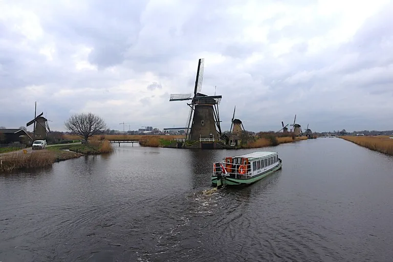 キンデルダイク(Kinderdijk)風車と運河を進む観光ボート