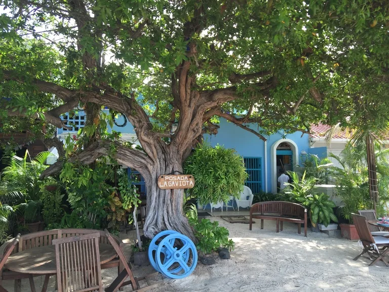 ロスロケス諸島の家族経営ポサーダ（Posada）の外観