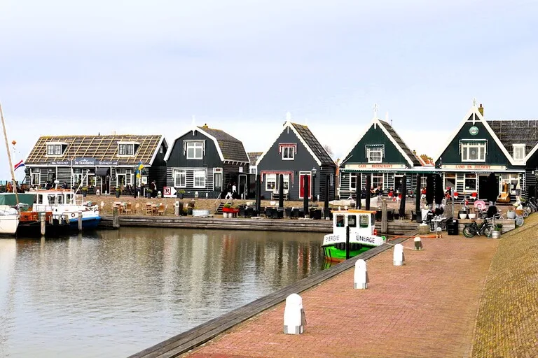 マルケンのハーバーと静かな港の風景