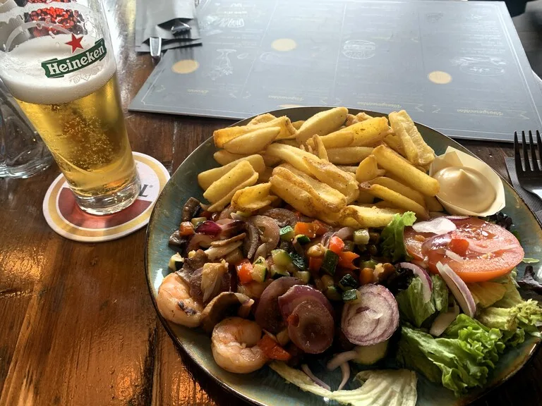 マルケンのレストランで頼んだシーフード料理とビール