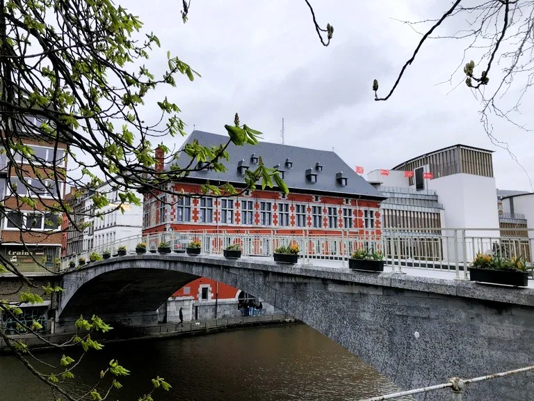 ベルギー、ナミュールのムーズ川沿いの遊歩道（Meuse River Walk）