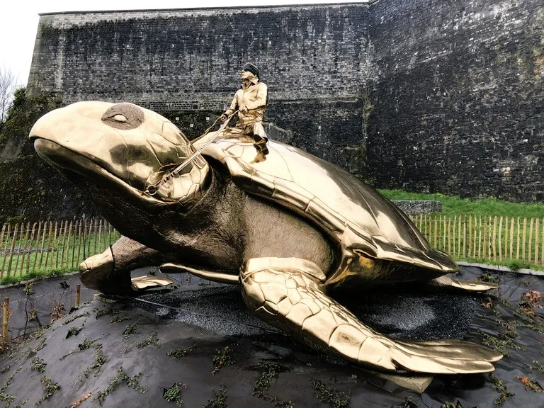 ベルギー・ナミュールにあるSearching for Utopia （金色のカメ）– 作者Jan Fabre