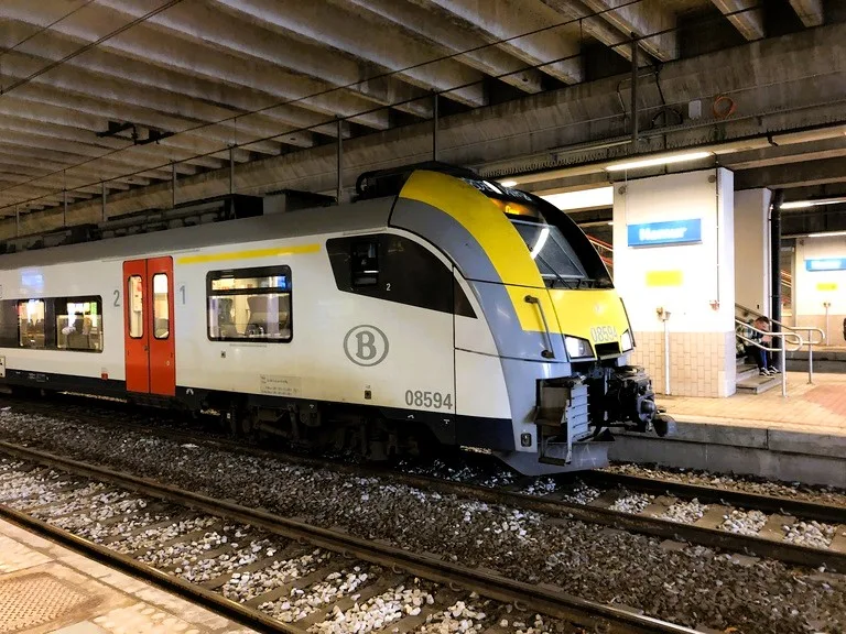 ベルギー、ナミュール駅に止まっている電車