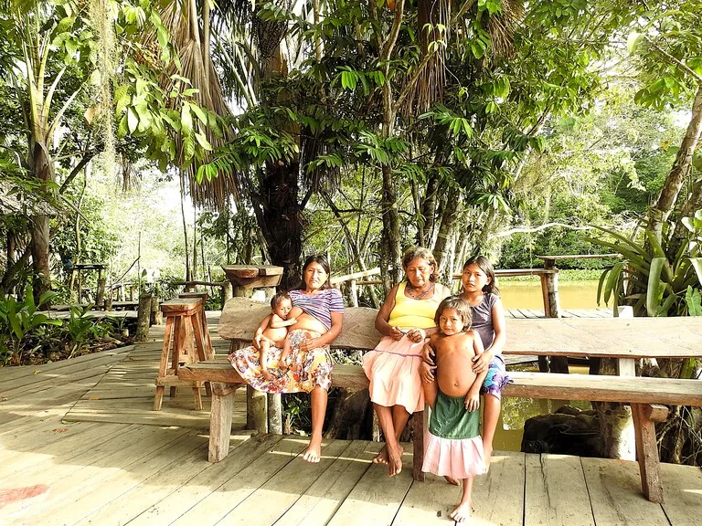 ベネズエラのデルタオリノコに住むワラオ族（Warao）の家族