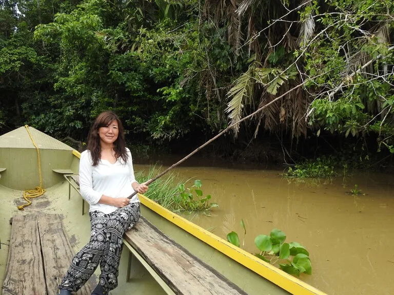ベネズエラのデルタオリノコでピラニア釣りをする観光客
