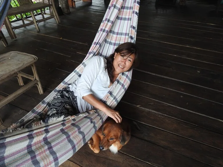 Orinoco Eco Campでハンモックに寝そべる女性と犬