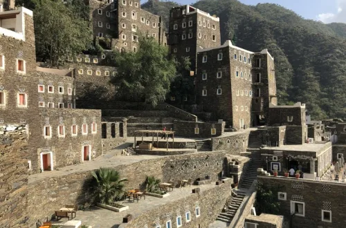 サウジアラビア南西部にあるリジャル・アルマアの伝統的な石造りの村