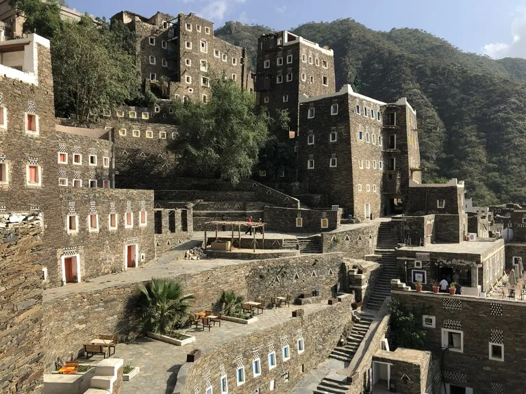 サウジアラビア南西部にあるリジャル・アルマアの伝統的な石造りの村