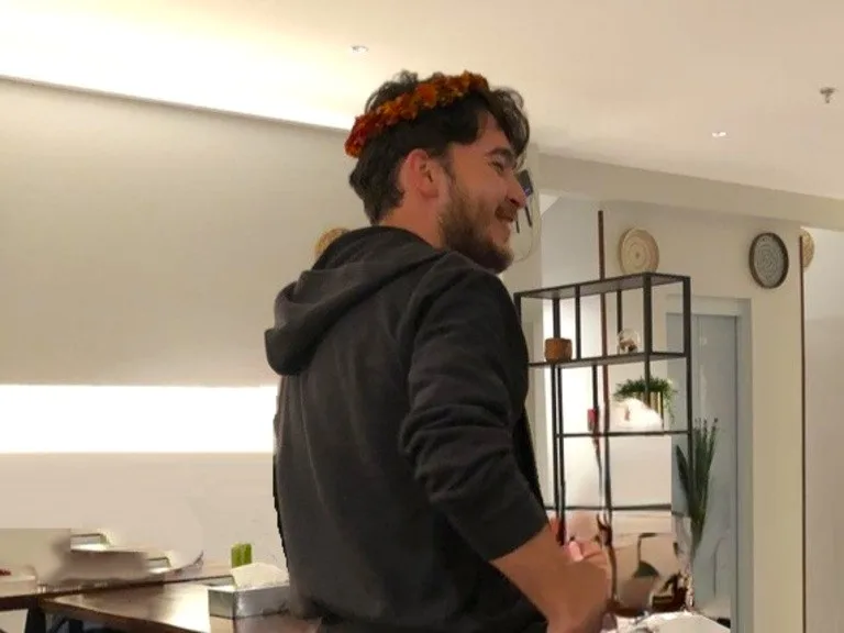 サウジアラビア・ムハイイル(Muhayil Asir)で花冠をかぶった男