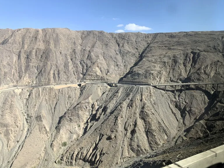 リジャル・アルマアへと続く山岳地帯の道