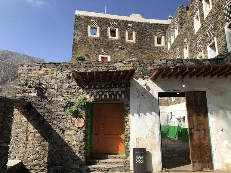 石と泥で造られたリジャル・アルマアの伝統家屋