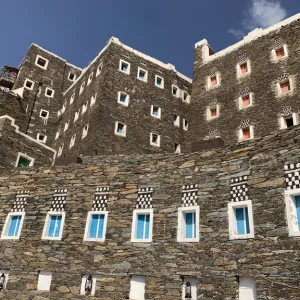 白い装飾が施されたリジャル・アルマアの石造り建築