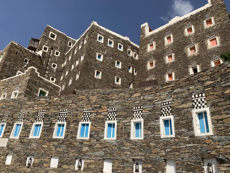 白い装飾が施されたリジャル・アルマアの石造り建築