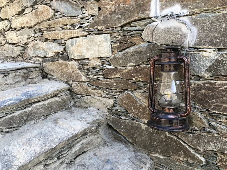 リジャル・アルマアの細い階段とランプ