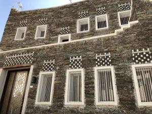 石と泥で造られたリジャル・アルマアの伝統家屋