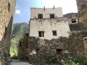 リジャル・アルマアの細い路地と歴史ある建物