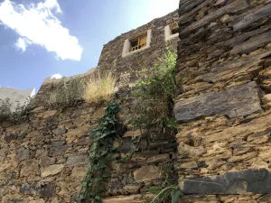 観光客の少ないリジャル・アルマアの静かな村の風景