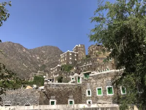 山肌に連なるリジャル・アルマア(Rijal Almaa)の石造り集落