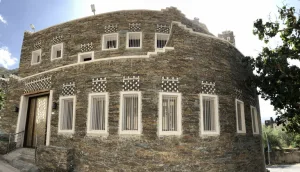 石と泥で造られたリジャル・アルマアの伝統家屋