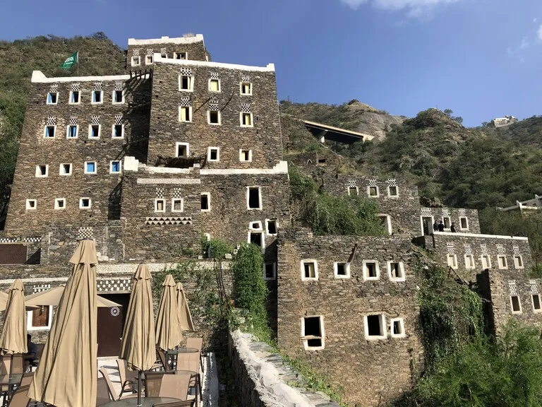 山肌に連なるリジャル・アルマア(Rijal Almaa)の石造り集落