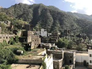 リジャル・アルマア(Rijal Almaa)の石造りの村並みと山岳風景