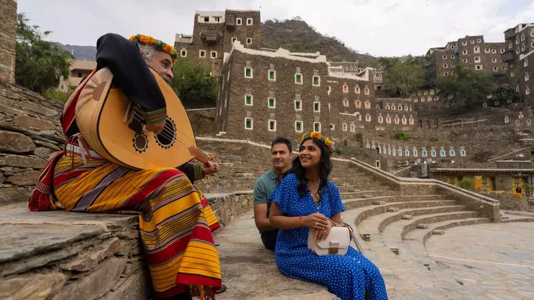 リジャル・アルマア(Rijal Almaa Heritage Village)で歌を披露するフラワーメン