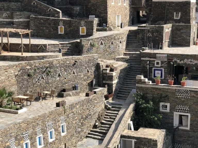 観光客の少ないリジャル・アルマアの静かな村の風景