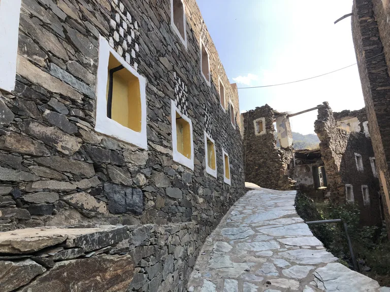 リジャル・アルマアの細い路地と歴史ある建物