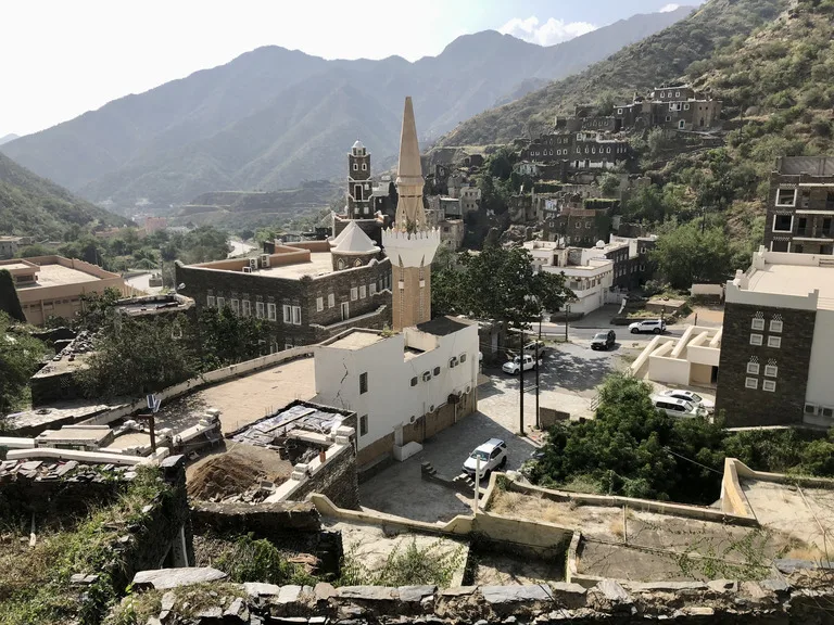 山に囲まれたリジャル・アルマア(Rijal Almaa Heritage Village)の集落風景