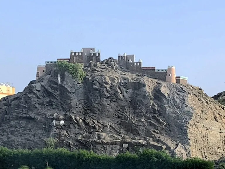 サウジアラビア・ムハイイル(Muhayil Asir)の岩山の上の町