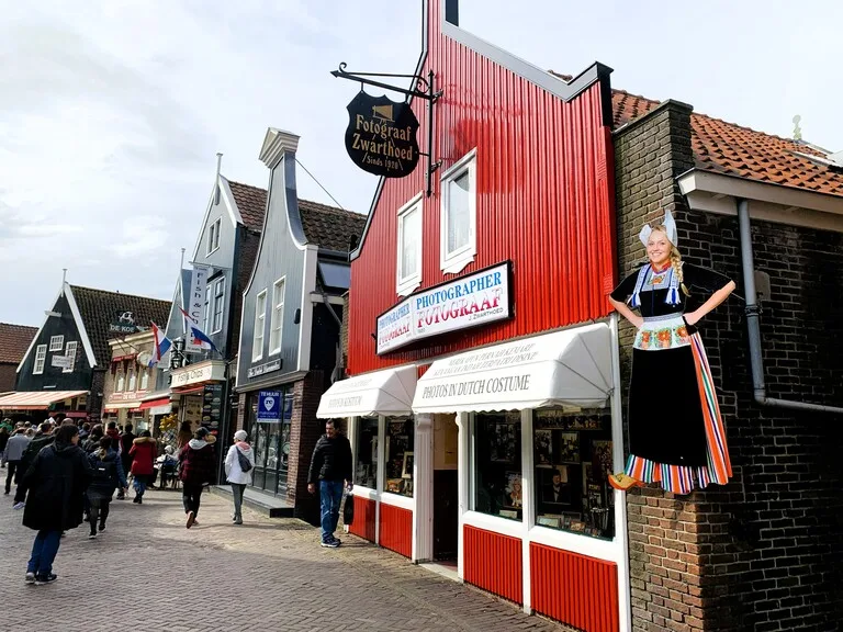 フォーレンダムのショッピング通りの風景