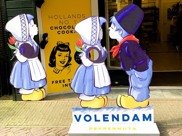 フォーレンダムのショッピング通りに置かれたお土産屋のオブジェ