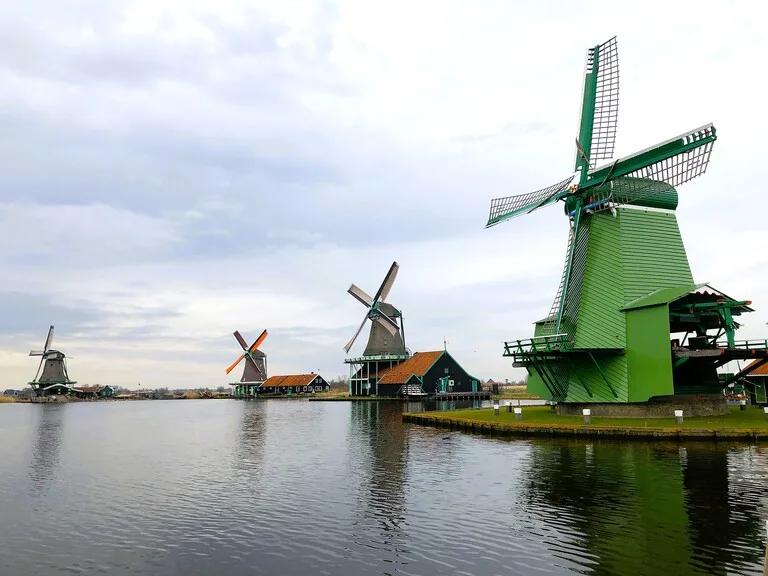 ザーンセ・スカンスに並ぶ伝統的な風車の風景