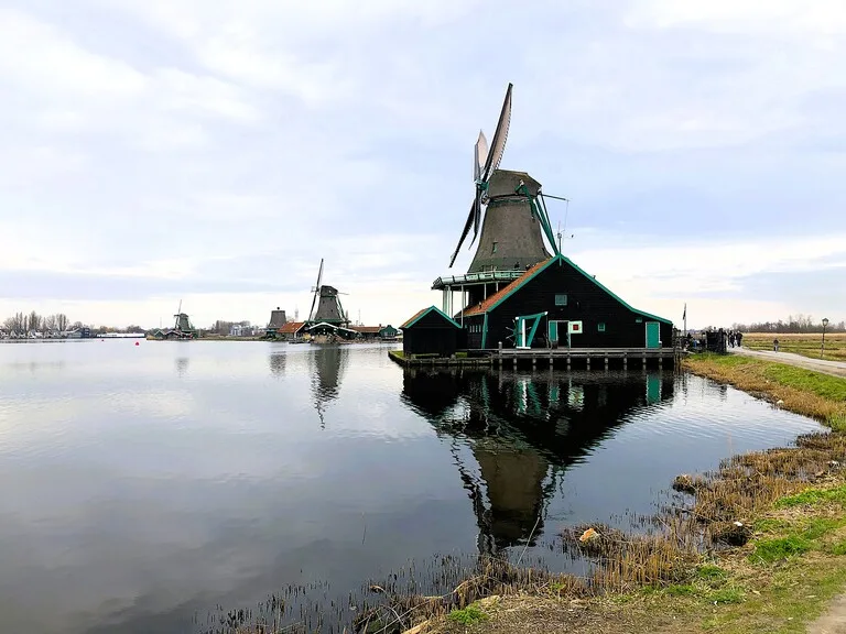 ザーンセ・スカンスに並ぶ伝統的な風車の風景