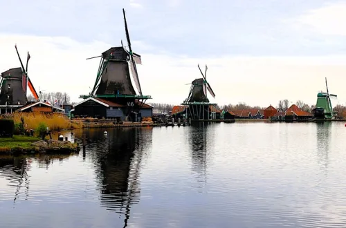 ザーンセ・スカンスに並ぶ伝統的な風車の風景