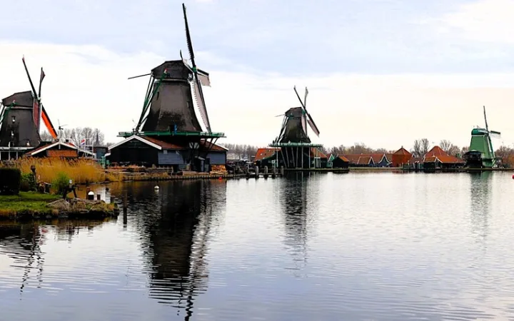 ã¶ãŒã³ã»ã»ã¹ã«ã³ã¹ã«äžŠã¶äŒçµ±çãªé¢šè»ã®é¢šæ¯