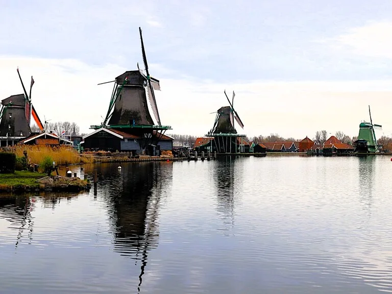 ザーンセ・スカンスに並ぶ伝統的な風車の風景