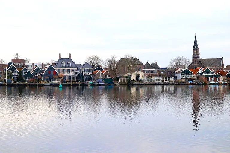 ザーンセ・スカンスの対岸の町が湖に映る穏やかな風景