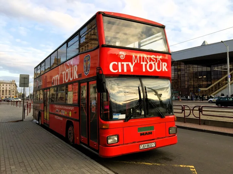 ベラルーシの首都ミンスクの観光地をまわるシティツアーバス