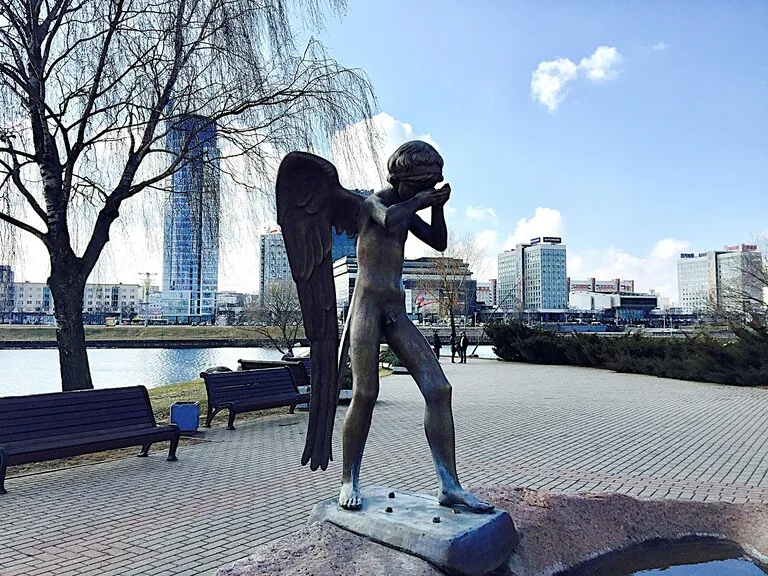 ベラルーシの首都ミンスクにある泣いている天使の像