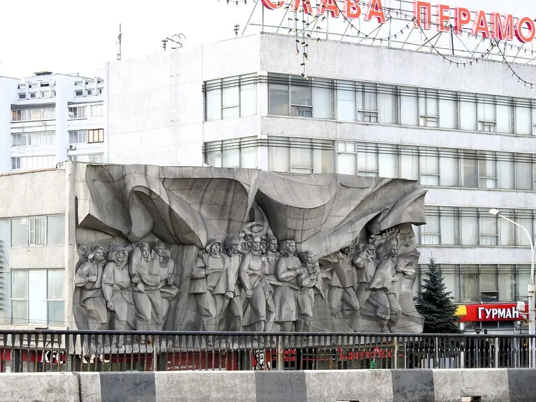 ベラルーシのミンスクにあるKFCの店舗外観に設置された旧ソ連時代のバスレリーフ、ラヴォチカ・サニチャ