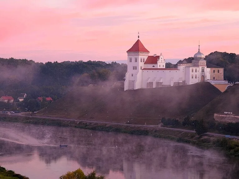 ベラルーシのネマン川のほとりに建つグロドノにある「スタリ・ザマク（旧城）」