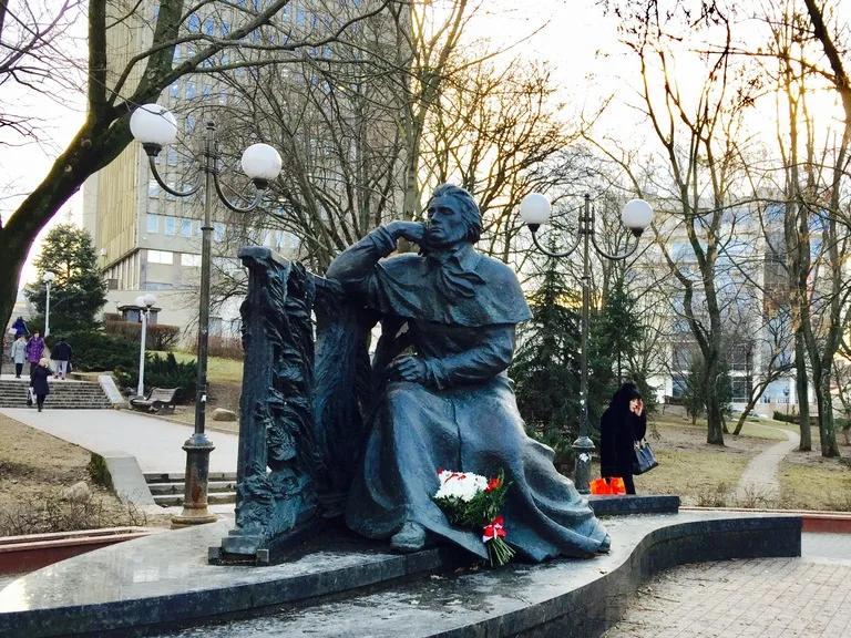 ベラルーシのミンスクにあるアダム・ミツケヴィチの像