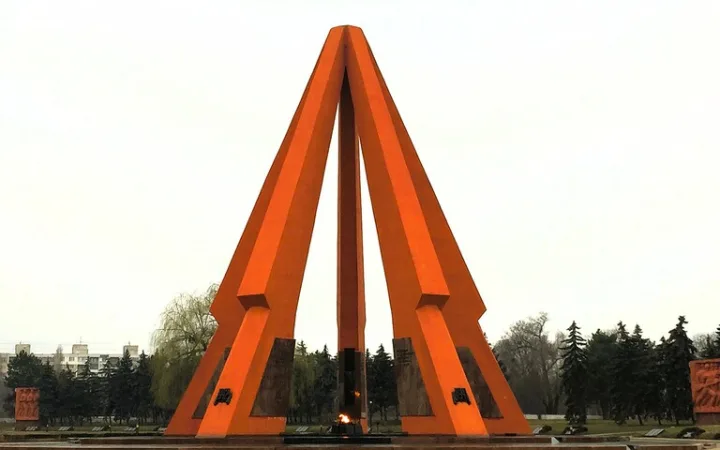 ã¢ã«ããã®éŠéœããã·ããŠã«ãããšã¿ããã£ã»ã¡ã¢ãªã¢ã«ã»ã³ã³ãã¬ãã¯ã¹ïŒEternity Memorial ComplexïŒ