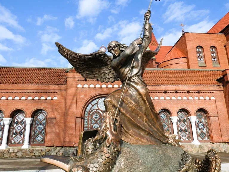 ベラルーシ・ミンスクの聖シモン・聖ヘレナ教会にある大天使ミカエル像（Archangel Michael）