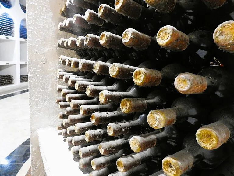 モルドバのワイナリー、クリコバに貯蔵されているワイン