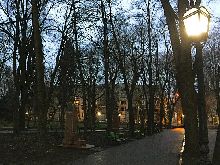 モルドバの首都キシナウの夜の公園