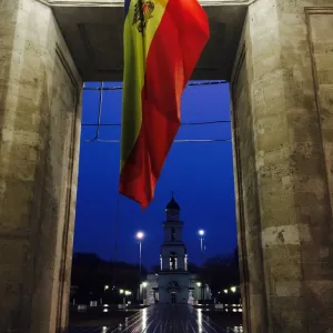 モルドバの首都キシナウにある「凱旋門（勝利の門）」と国旗